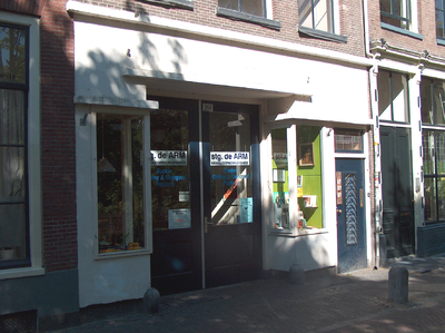 820296 Gezicht op de winkelpui van het pand Oudegracht 269 (Stichting De Arm - Kringloopbedrijvigheid) te Utrecht.N.B. ...